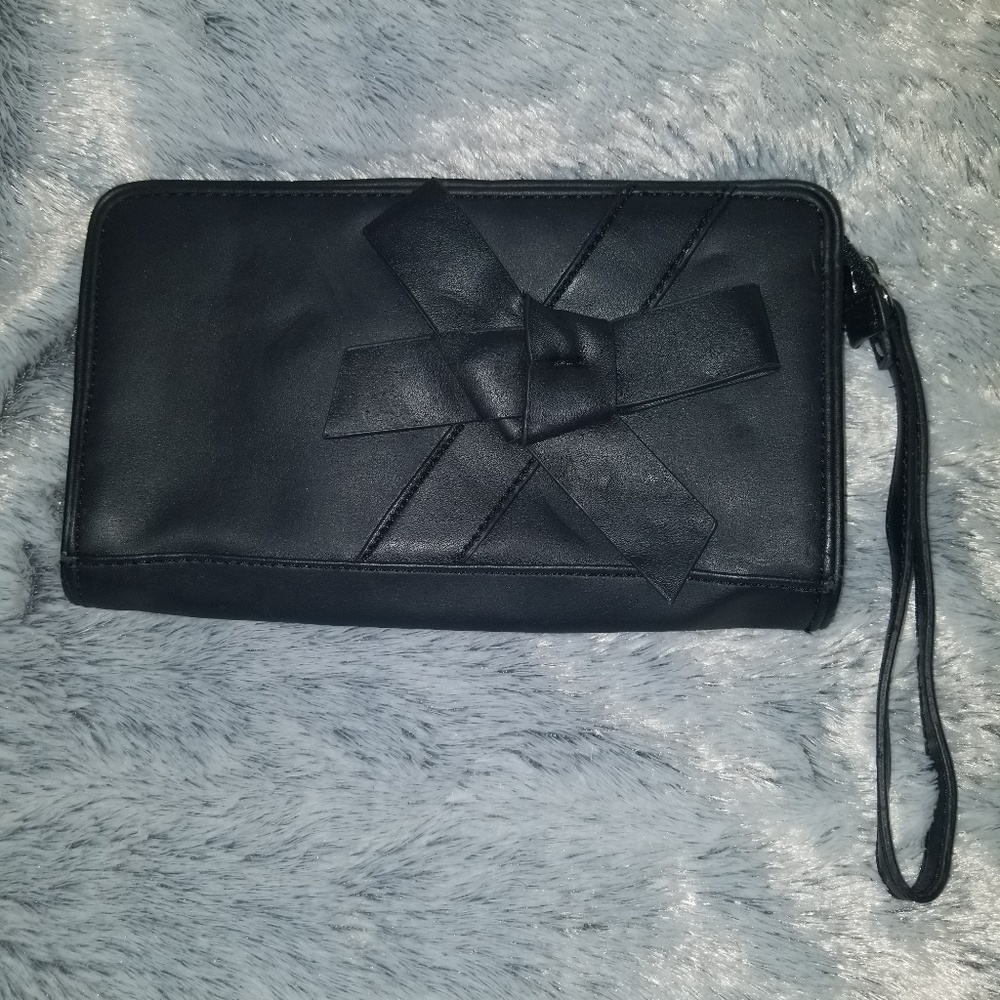 Clutch/wristlet